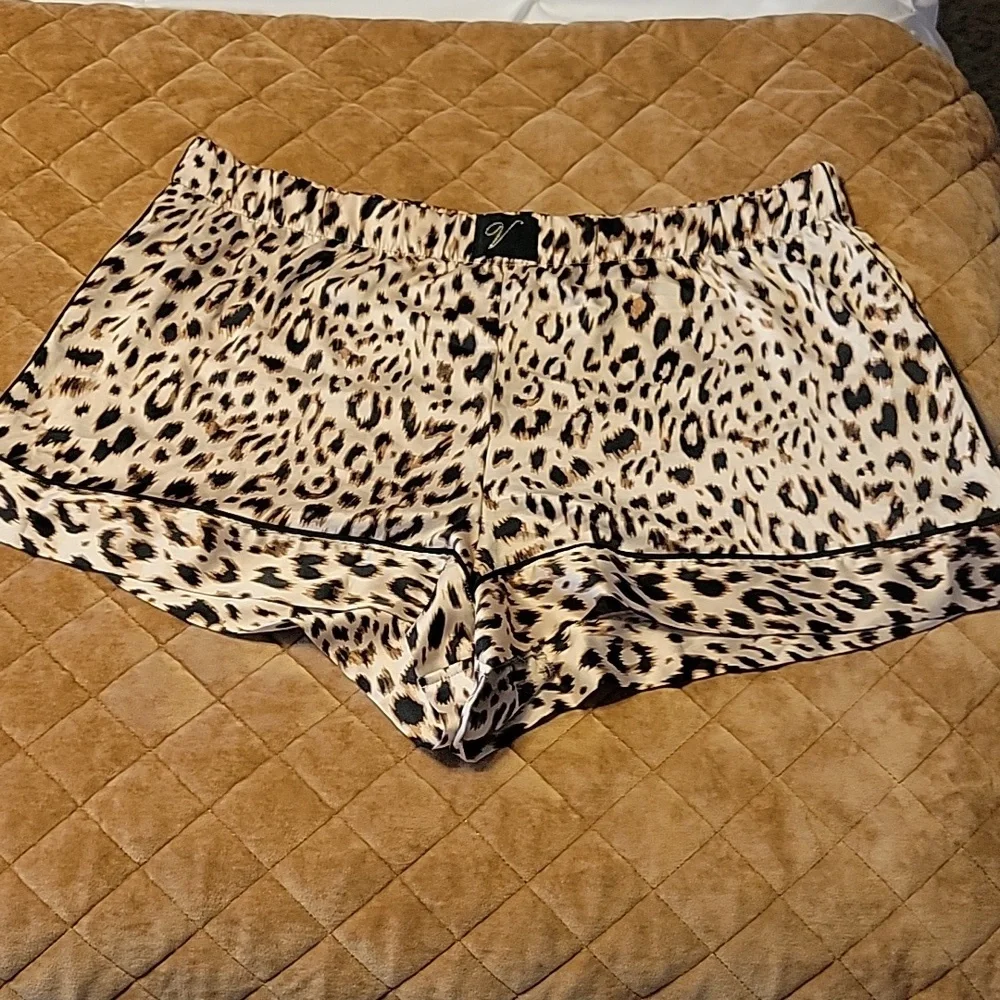 Women's silk cheetah print shorts - Picture 1 of 4